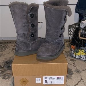 Button triplet grey UGG boots